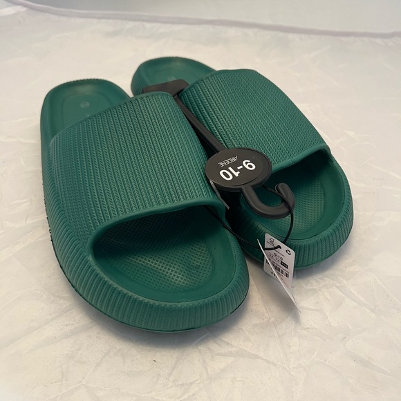 NWT. Ardene size 9/10 cloud slides - Picture 1 of 5